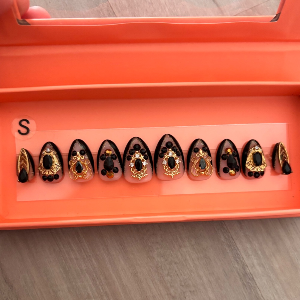 Press on nails